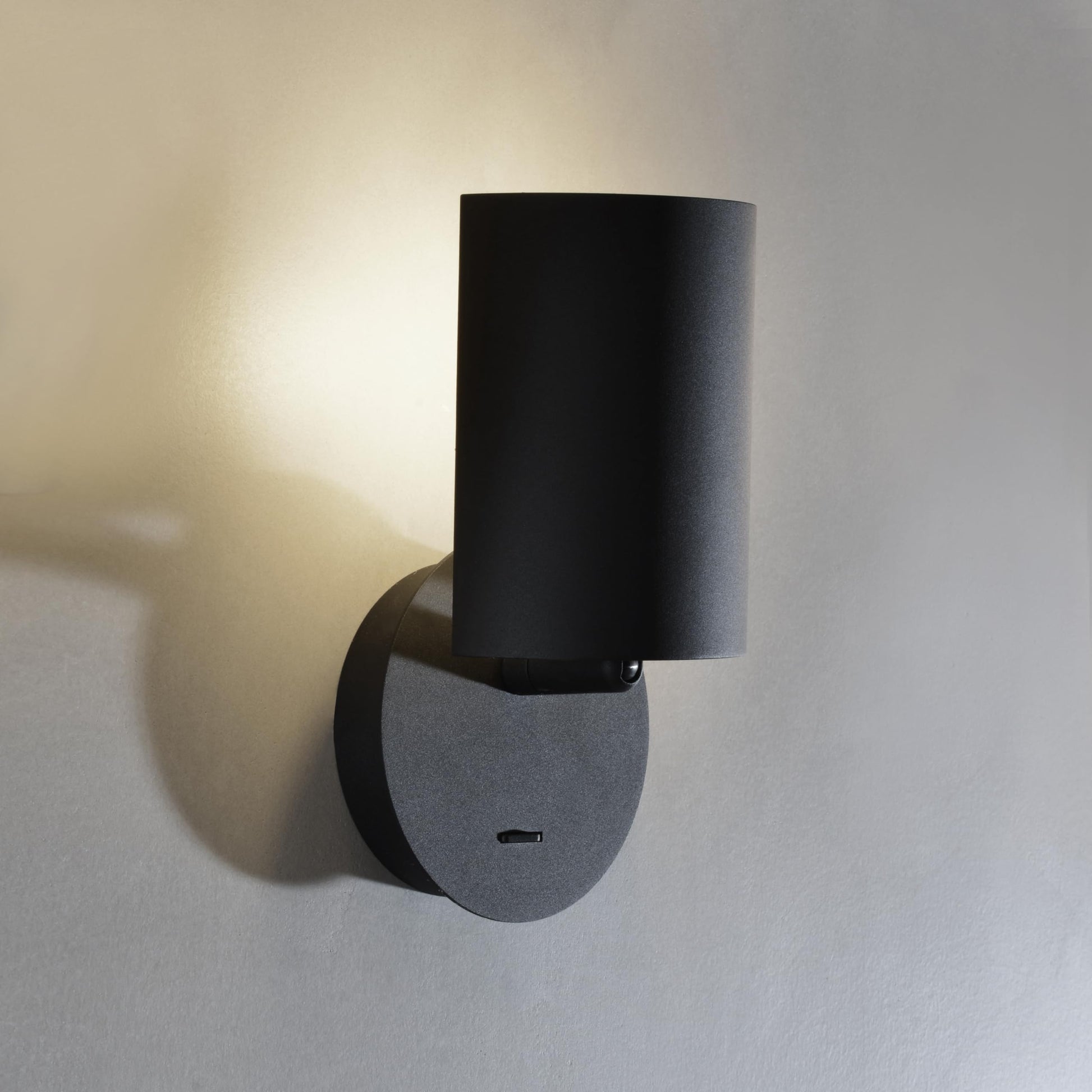 ouglres Black Wall Lamp with Switch, Pack of 2, Wooden Wall Light, Retro Wall Spot Made of Aluminium Lampshade, Rotatable, Wall Light Indoor, Compact, Bed, Bedroom, Living Room, GU10