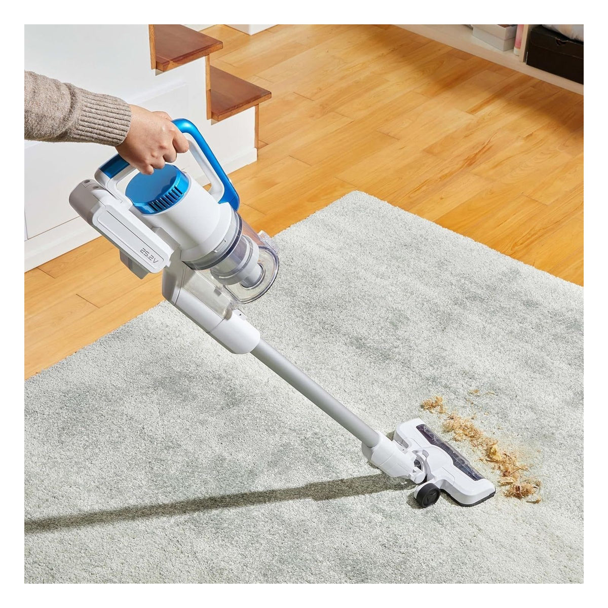 [RESIGILAT] Aspirator vertical fara fir Amazon Basics 2 in 1, motor BLDC 350W, recipient 0.7L, alb si albastru